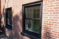 Η άσπρη σκονών επιστρώματος αλουμινίου ζωνών τριπλή βερνικωμένη ζώνη διάρκειας και ασφάλειας παραθύρων ισχυρή κρέμασε τα παράθυρα